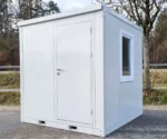 Características principales: Dimensiones exteriores: 2.250 mm x 2.450 mm x 2.460 mm (largo x ancho x alto). Altura interior libre: 2.100 mm. Peso aproximado: 580 kg. Puerta de acero galvanizado con pintura en polvo (aprox. 1.850 mm alto x 800 mm ancho). Ventanas con marco de PVC y doble acristalamiento (aprox. 550 mm x 840 mm). Suelo reforzado: vigas de acero de 3 mm, madera contrachapada marina de 18 mm y linóleo resistente al agua. Capacidad de carga del suelo: 250 kg/m². Ventajas y beneficios: Fácil transporte y montaje: Gracias a su bajo peso y dimensiones reducidas, se puede transportar con remolques estándar de 3,5 toneladas y montarse sin necesidad de grúas. Confort y durabilidad: El aislamiento térmico y acústico, las ventanas con doble acristalamiento y los materiales resistentes garantizan un espacio confortable en cualquier clima. Listo para usar: Su construcción robusta y acabados funcionales permiten su uso inmediato como oficina, sala de descanso o almacén. Máxima flexibilidad: Ideal para múltiples usos: obra, oficina móvil, sala de reuniones o espacio auxiliar. Descripción detallada: Este módulo oficina aislado destaca por su versatilidad y facilidad de instalación. Diseñado para adaptarse a diversas necesidades, es perfecto para obras, industrias o espacios comerciales que requieran una solución rápida y eficaz. A diferencia de otras opciones del mercado, su diseño modular permite desmontarlo en piezas para facilitar su logística y almacenamiento. Con materiales de alta resistencia y acabados profesionales, ofrece un espacio seguro, confortable y listo para funcionar desde el primer día. ¡La solución todo en uno para tu espacio de trabajo temporal o permanente!