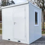 Características principales: Dimensiones exteriores: 2.250 mm x 2.450 mm x 2.460 mm (largo x ancho x alto). Altura interior libre: 2.100 mm. Peso aproximado: 580 kg. Puerta de acero galvanizado con pintura en polvo (aprox. 1.850 mm alto x 800 mm ancho). Ventanas con marco de PVC y doble acristalamiento (aprox. 550 mm x 840 mm). Suelo reforzado: vigas de acero de 3 mm, madera contrachapada marina de 18 mm y linóleo resistente al agua. Capacidad de carga del suelo: 250 kg/m². Ventajas y beneficios: Fácil transporte y montaje: Gracias a su bajo peso y dimensiones reducidas, se puede transportar con remolques estándar de 3,5 toneladas y montarse sin necesidad de grúas. Confort y durabilidad: El aislamiento térmico y acústico, las ventanas con doble acristalamiento y los materiales resistentes garantizan un espacio confortable en cualquier clima. Listo para usar: Su construcción robusta y acabados funcionales permiten su uso inmediato como oficina, sala de descanso o almacén. Máxima flexibilidad: Ideal para múltiples usos: obra, oficina móvil, sala de reuniones o espacio auxiliar. Descripción detallada: Este módulo oficina aislado destaca por su versatilidad y facilidad de instalación. Diseñado para adaptarse a diversas necesidades, es perfecto para obras, industrias o espacios comerciales que requieran una solución rápida y eficaz. A diferencia de otras opciones del mercado, su diseño modular permite desmontarlo en piezas para facilitar su logística y almacenamiento. Con materiales de alta resistencia y acabados profesionales, ofrece un espacio seguro, confortable y listo para funcionar desde el primer día. ¡La solución todo en uno para tu espacio de trabajo temporal o permanente!