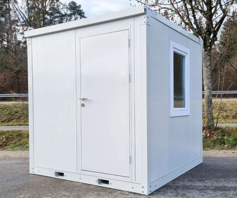 Características principales: Dimensiones exteriores: 2.250 mm x 2.450 mm x 2.460 mm (largo x ancho x alto). Altura interior libre: 2.100 mm. Peso aproximado: 580 kg. Puerta de acero galvanizado con pintura en polvo (aprox. 1.850 mm alto x 800 mm ancho). Ventanas con marco de PVC y doble acristalamiento (aprox. 550 mm x 840 mm). Suelo reforzado: vigas de acero de 3 mm, madera contrachapada marina de 18 mm y linóleo resistente al agua. Capacidad de carga del suelo: 250 kg/m². Ventajas y beneficios: Fácil transporte y montaje: Gracias a su bajo peso y dimensiones reducidas, se puede transportar con remolques estándar de 3,5 toneladas y montarse sin necesidad de grúas. Confort y durabilidad: El aislamiento térmico y acústico, las ventanas con doble acristalamiento y los materiales resistentes garantizan un espacio confortable en cualquier clima. Listo para usar: Su construcción robusta y acabados funcionales permiten su uso inmediato como oficina, sala de descanso o almacén. Máxima flexibilidad: Ideal para múltiples usos: obra, oficina móvil, sala de reuniones o espacio auxiliar. Descripción detallada: Este módulo oficina aislado destaca por su versatilidad y facilidad de instalación. Diseñado para adaptarse a diversas necesidades, es perfecto para obras, industrias o espacios comerciales que requieran una solución rápida y eficaz. A diferencia de otras opciones del mercado, su diseño modular permite desmontarlo en piezas para facilitar su logística y almacenamiento. Con materiales de alta resistencia y acabados profesionales, ofrece un espacio seguro, confortable y listo para funcionar desde el primer día. ¡La solución todo en uno para tu espacio de trabajo temporal o permanente!