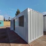 Principales características: Dimensiones y Estructura: Contenedor de 20 pies (aprox. 6m). Estructura primaria de acero galvanizado de alta resistencia (canales de 125x50mm, 100x50mm y 50x30mm). Refuerzo en esquinas con perfil triangular y bolsillos para horquilla. Materiales Exteriores: Paneles de lámina de acero galvanizado de 0.8mm con plegado de alta resistencia. Pintura anticorrosiva y esmalte sintético color RAL 7035. Techo metálico a dos aguas. Acabado Interior: Aislamiento con poliuretano proyectado para evitar condensación. Paredes interiores en yeso-cartón de 10mm y cielo en fibrocemento liso de 4mm, pintados con esmalte al agua. Piso flotante fotolaminado. Molduración en madera Pine Fingerjoint o MDF. Instalación Eléctrica (220V): Sistema completo embutido en PVC. Tablero con interruptor termomagnético general (25A), diferencial (2x25A/30mA), circuitos independientes para alumbrado (10A) y enchufes (16A). Incluye: 2 luminarias LED de 18W, luminaria exterior, 2 enchufes dobles, punto de red, detector de humo y conexión para equipo de aire acondicionado. Instalación Sanitaria: Circuito de agua fría con cañería PPR de 20mm. Alcantarillado en PVC sanitario. Equipado con artefacto sanitario de fanaloza y grifería cromada. Accesos: Puerta de acceso metálica con cerradura de manilla y porta candado. Dos ventanas correderas de aluminio mate de 1x1m con protecciones metálicas. Ventajas y beneficios: Listo para Usar en Tiempo Récord: Llega a su ubicación completamente equipada (electricidad, baño, iluminación), permitiéndole operar casi de inmediato, sin obras complejas. Máxima Durabilidad y Bajo Mantenimiento: La estructura de acero galvanizado, la pintura anticorrosiva y el aislamiento de poliuretano garantizan una larga vida útil, excelente estanqueidad y protección contra la corrosión y la condensación, minimizando costos de reparación. Seguridad y Confort Garantizados: Disfrute de un espacio profesional y seguro con una instalación eléctrica reglamentaria y protegida, detector de humo, ventanas con protección y un baño privado e higiénico. Flexibilidad Total: Gracias a sus refuerzos y bolsillos para horquilla, es fácil de transportar y recolocar según sus necesidades, adaptándose a diferentes proyectos y ubicaciones. Descripción detallada: Este módulo de oficina con baño está diseñado para ser la solución definitiva cuando se necesita un espacio de trabajo funcional, independiente y de calidad en un plazo mínimo. Más que un simple contenedor, es un entorno de trabajo completo que llega listo para conectar y ocupar. Ideal para supervisores de obra, como oficina provisional en proyectos de construcción, como módulo de servicios en eventos, espacio adicional para empresas en expansión o incluso como puesto de control vigilancia. Su diseño robusto con aislamiento proyectado lo convierte en un espacio climatizable y confortable en cualquier estación. Lo que nos diferencia es la integración de un baño privado con todas las instalaciones sanitarias y eléctricas ya realizadas bajo normativa, acabados interiores de calidad (yeso-cartón y fibrocemento) que proporcionan un aspecto profesional y acogedor, y una atención al detalle en la seguridad (detección de humos, protecciones en ventanas). Es la opción que prioriza la productividad y el bienestar desde el primer día, sin compromisos en la calidad de los materiales o la ejecución.