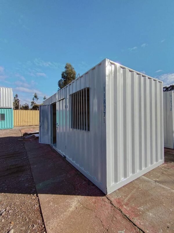 Principales características: Dimensiones y Estructura: Contenedor de 20 pies (aprox. 6m). Estructura primaria de acero galvanizado de alta resistencia (canales de 125x50mm, 100x50mm y 50x30mm). Refuerzo en esquinas con perfil triangular y bolsillos para horquilla. Materiales Exteriores: Paneles de lámina de acero galvanizado de 0.8mm con plegado de alta resistencia. Pintura anticorrosiva y esmalte sintético color RAL 7035. Techo metálico a dos aguas. Acabado Interior: Aislamiento con poliuretano proyectado para evitar condensación. Paredes interiores en yeso-cartón de 10mm y cielo en fibrocemento liso de 4mm, pintados con esmalte al agua. Piso flotante fotolaminado. Molduración en madera Pine Fingerjoint o MDF. Instalación Eléctrica (220V): Sistema completo embutido en PVC. Tablero con interruptor termomagnético general (25A), diferencial (2x25A/30mA), circuitos independientes para alumbrado (10A) y enchufes (16A). Incluye: 2 luminarias LED de 18W, luminaria exterior, 2 enchufes dobles, punto de red, detector de humo y conexión para equipo de aire acondicionado. Instalación Sanitaria: Circuito de agua fría con cañería PPR de 20mm. Alcantarillado en PVC sanitario. Equipado con artefacto sanitario de fanaloza y grifería cromada. Accesos: Puerta de acceso metálica con cerradura de manilla y porta candado. Dos ventanas correderas de aluminio mate de 1x1m con protecciones metálicas. Ventajas y beneficios: Listo para Usar en Tiempo Récord: Llega a su ubicación completamente equipada (electricidad, baño, iluminación), permitiéndole operar casi de inmediato, sin obras complejas. Máxima Durabilidad y Bajo Mantenimiento: La estructura de acero galvanizado, la pintura anticorrosiva y el aislamiento de poliuretano garantizan una larga vida útil, excelente estanqueidad y protección contra la corrosión y la condensación, minimizando costos de reparación. Seguridad y Confort Garantizados: Disfrute de un espacio profesional y seguro con una instalación eléctrica reglamentaria y protegida, detector de humo, ventanas con protección y un baño privado e higiénico. Flexibilidad Total: Gracias a sus refuerzos y bolsillos para horquilla, es fácil de transportar y recolocar según sus necesidades, adaptándose a diferentes proyectos y ubicaciones. Descripción detallada: Este módulo de oficina con baño está diseñado para ser la solución definitiva cuando se necesita un espacio de trabajo funcional, independiente y de calidad en un plazo mínimo. Más que un simple contenedor, es un entorno de trabajo completo que llega listo para conectar y ocupar. Ideal para supervisores de obra, como oficina provisional en proyectos de construcción, como módulo de servicios en eventos, espacio adicional para empresas en expansión o incluso como puesto de control vigilancia. Su diseño robusto con aislamiento proyectado lo convierte en un espacio climatizable y confortable en cualquier estación. Lo que nos diferencia es la integración de un baño privado con todas las instalaciones sanitarias y eléctricas ya realizadas bajo normativa, acabados interiores de calidad (yeso-cartón y fibrocemento) que proporcionan un aspecto profesional y acogedor, y una atención al detalle en la seguridad (detección de humos, protecciones en ventanas). Es la opción que prioriza la productividad y el bienestar desde el primer día, sin compromisos en la calidad de los materiales o la ejecución.