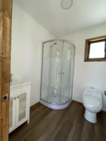 Cabaña Modular Jocsan 8×3 m – Un espacio completo con dormitorio, baño y cocina - Imagen 4