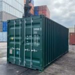 Principales características: Dimensiones: 20 pies (estándar marítimo). Materiales: Construcción completa en acero Corten. Puertas: Dos barras de bloqueo en cada puerta para máxima seguridad. Suelo: Madera contrachapada marina de 28 mm sobre vigas de acero. Estado: Con signos de uso como óxido y abolladuras, pero estructuralmente sólido. Garantía: Estanco al viento y al agua, hermético. Ventajas y beneficios: Máxima protección: Gracias a su estanqueidad, sus mercancías o almacenamiento estarán a salvo de lluvia, viento y humedad. Durabilidad asegurada: Acero Corten resistente a la intemperie y estructura reforzada para un uso prolongado. Seguridad extra: Barras de bloqueo en puertas que ofrecen mayor control y protección frente a accesos no deseados. Listo para usar: Funcional inmediatamente, sin necesidad de adaptaciones. Ideal para almacenamiento, transporte o incluso proyectos de reforma. Descripción detallada: Este contenedor de 20 pies, procedente de líneas navieras, combina robustez y funcionalidad a un precio imbatible. Perfecto para almacenar herramientas, materiales, mercancías o como módulo de obra, su construcción en acero y suelo reforzado garantizan un rendimiento duradero incluso en condiciones exigentes. Aunque muestra señales propias de su uso previo, como óxido o abolladuras superficiales, mantiene integridad estructural total y hermeticidad. Es una alternativa económica frente a contenedores nuevos, sin sacrificar fiabilidad. Contáctenos para conocer disponibilidad exacta y opciones de entrega.