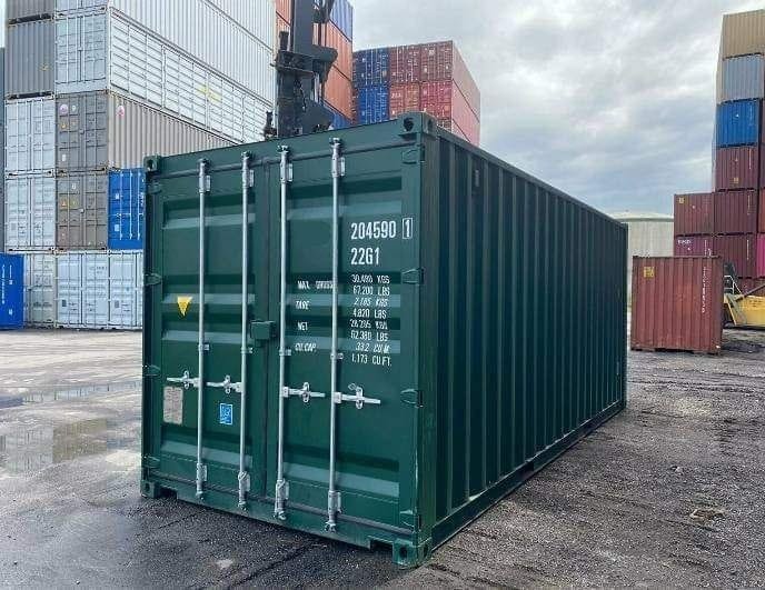 Principales características: Dimensiones: 20 pies (estándar marítimo). Materiales: Construcción completa en acero Corten. Puertas: Dos barras de bloqueo en cada puerta para máxima seguridad. Suelo: Madera contrachapada marina de 28 mm sobre vigas de acero. Estado: Con signos de uso como óxido y abolladuras, pero estructuralmente sólido. Garantía: Estanco al viento y al agua, hermético. Ventajas y beneficios: Máxima protección: Gracias a su estanqueidad, sus mercancías o almacenamiento estarán a salvo de lluvia, viento y humedad. Durabilidad asegurada: Acero Corten resistente a la intemperie y estructura reforzada para un uso prolongado. Seguridad extra: Barras de bloqueo en puertas que ofrecen mayor control y protección frente a accesos no deseados. Listo para usar: Funcional inmediatamente, sin necesidad de adaptaciones. Ideal para almacenamiento, transporte o incluso proyectos de reforma. Descripción detallada: Este contenedor de 20 pies, procedente de líneas navieras, combina robustez y funcionalidad a un precio imbatible. Perfecto para almacenar herramientas, materiales, mercancías o como módulo de obra, su construcción en acero y suelo reforzado garantizan un rendimiento duradero incluso en condiciones exigentes. Aunque muestra señales propias de su uso previo, como óxido o abolladuras superficiales, mantiene integridad estructural total y hermeticidad. Es una alternativa económica frente a contenedores nuevos, sin sacrificar fiabilidad. Contáctenos para conocer disponibilidad exacta y opciones de entrega.