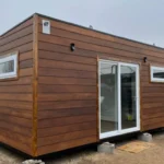 La Cabaña Modular Atenas es una solución habitacional lista para usar, ideal para quienes buscan un espacio adicional funcional y confortable. Perfecta como hospedaje de invitados, oficina en el jardín o refugio personal, esta cabaña de 18 m² combina diseño práctico y materiales de calidad para un uso inmediato.