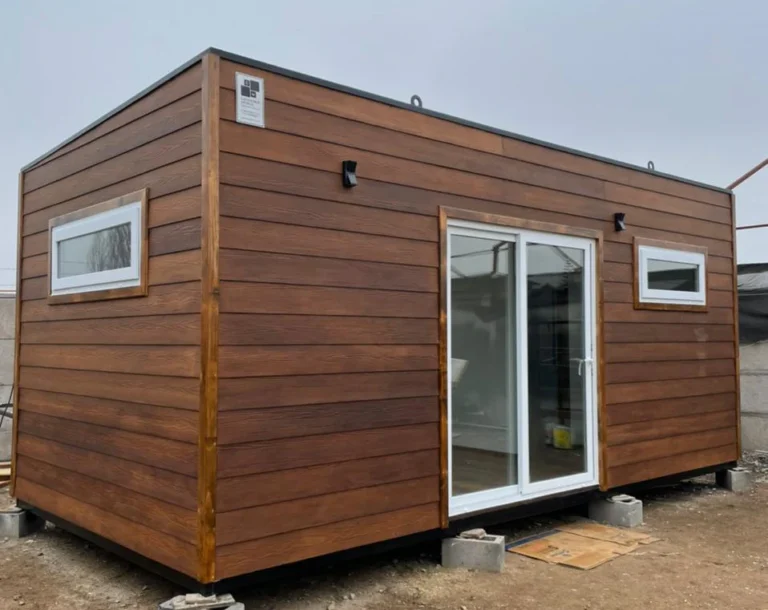 La Cabaña Modular Atenas es una solución habitacional lista para usar, ideal para quienes buscan un espacio adicional funcional y confortable. Perfecta como hospedaje de invitados, oficina en el jardín o refugio personal, esta cabaña de 18 m² combina diseño práctico y materiales de calidad para un uso inmediato.